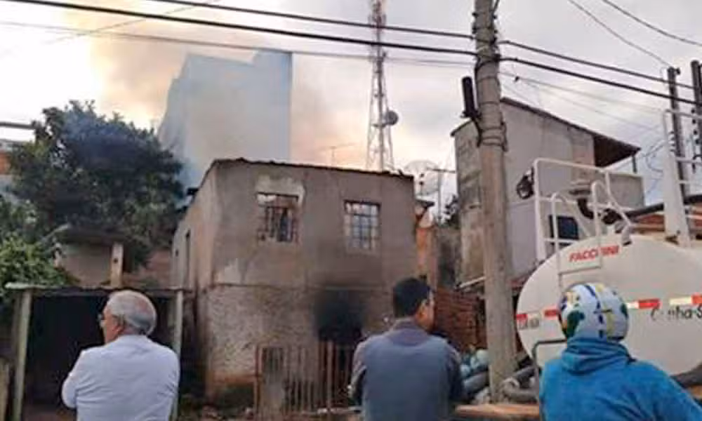 Casa pega fogo em Cunha neste sábado (05/11)