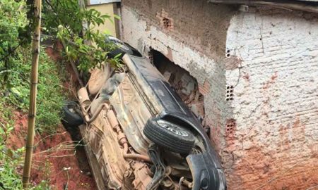Carro sobre casa em Campos do Jordão nesta terça-feira (15/11)