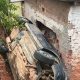 Carro sobre casa em Campos do Jordão nesta terça-feira (15/11)