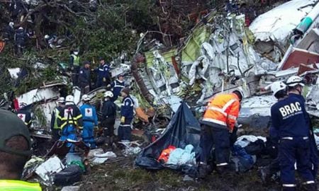 Avião da equipe Chapecoense cai na Colômbia e deixa 75 mortos e 6 feridos