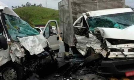 Duas pessoas ficam feridas em acidente entre uma van e um caminhão em Tremembé