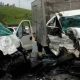 Duas pessoas ficam feridas em acidente entre uma van e um caminhão em Tremembé