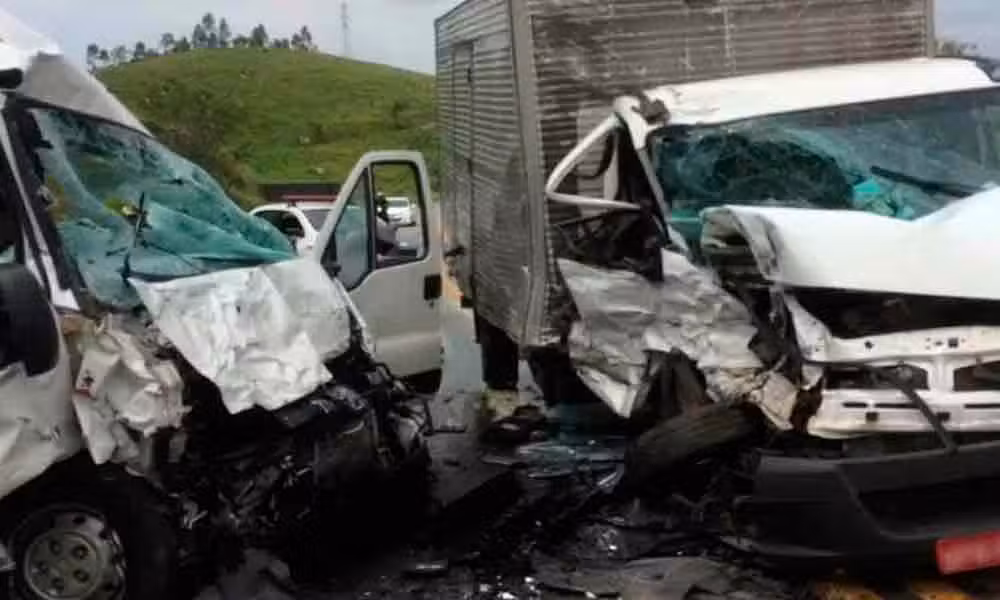 Duas pessoas ficam feridas em acidente entre uma van e um caminhão em Tremembé