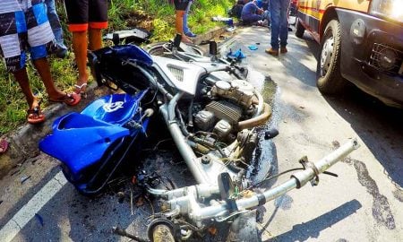 Moto colide de frente com carro em Lavrinhas; perna de motociclista parou 20m depois