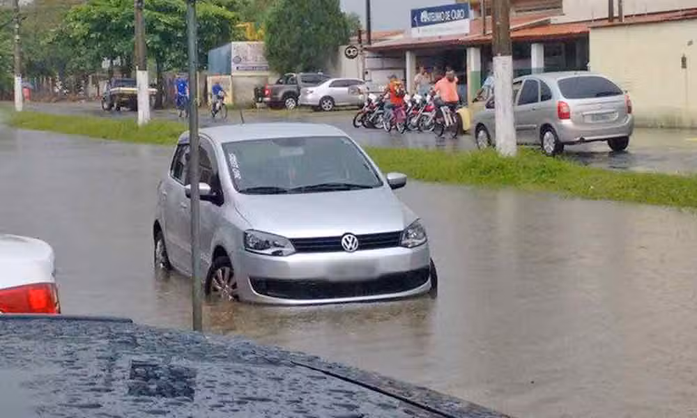Com forte chuva, ruas em Guará ficaram alagadas nesta terça-feira (29/11)