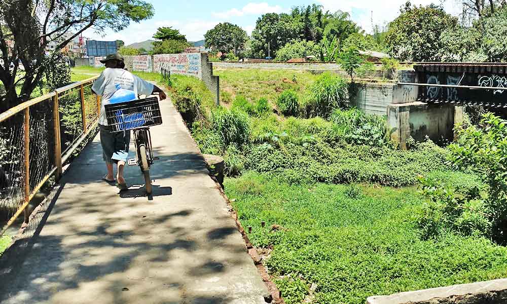 Passarela completa 10 meses quebrada e moradores correm perigo na Vila Batista em Cruzeiro