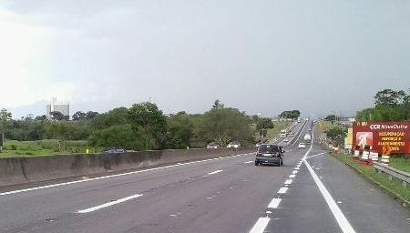 CCR NovaDutra libera faixa de rolamento da via Dutra em Lorena (SP), em trecho em obras