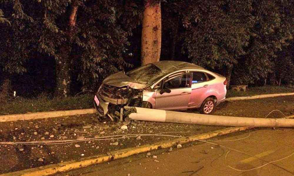 Carro bate em poste e bairros ficam sem energia em Guaratinguetá