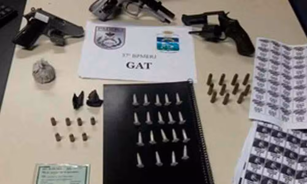 Dois homens são presos com cocaína e armas em Resende/RJ