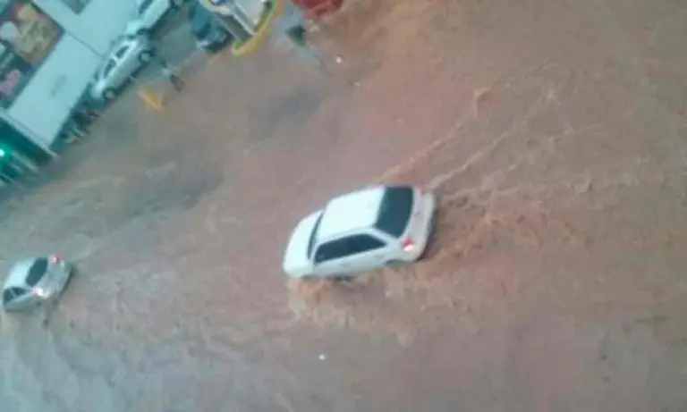 Temporal alaga ruas e derruba árvores em Volta Redonda e Barra Mansa/RJ