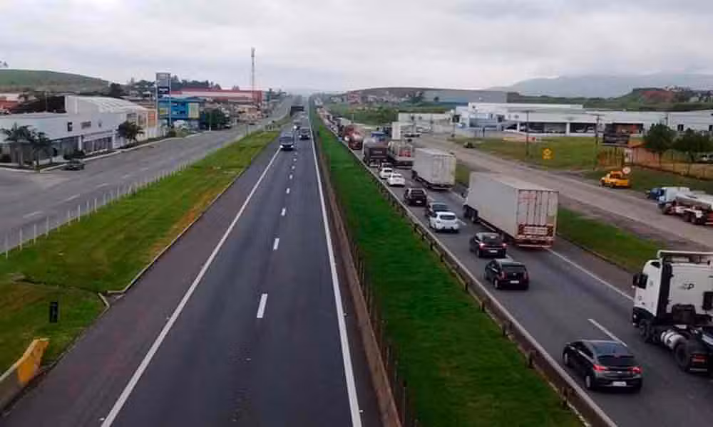 Engavetamento envolvendo 4 carros deixa uma pessoa ferida na Dutra em Resende/RJ