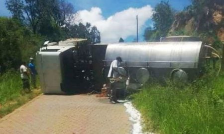 Caminhão de leite tomba em Cunha