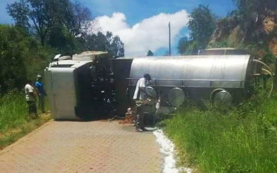 Caminhão de leite tomba em Cunha