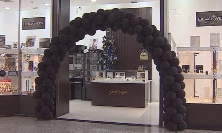 Quadrilha armada invade shopping e rouba joalheria em Pindamonhangaba