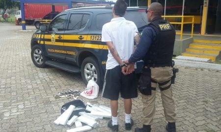 PRF apreende 20 tabletes de maconha e recupera carro roubado em Lavrinhas