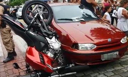 Moto fica de ponta cabeça após batida contra carro em São Lourenço/MG