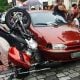 Moto fica de ponta cabeça após batida contra carro em São Lourenço/MG