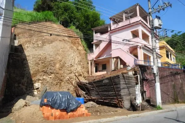 Desmoronamento de muro provoca interdição de duas casas em Barra Mansa/RJ