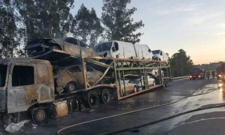 Caminhão-cegonha pega fogo na rodovia Carvalho Pinto em Taubaté
