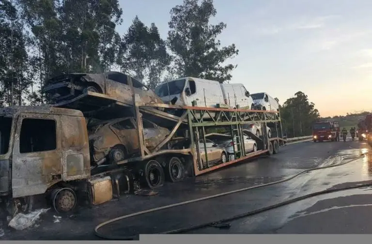 Caminhão-cegonha pega fogo na rodovia Carvalho Pinto em Taubaté