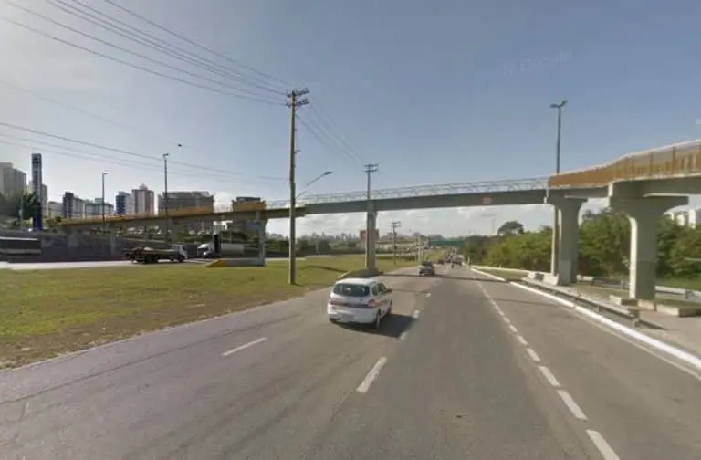 Acidente entre carro e moto deixa duas pessoas feridas na via Dutra em São José dos Campos