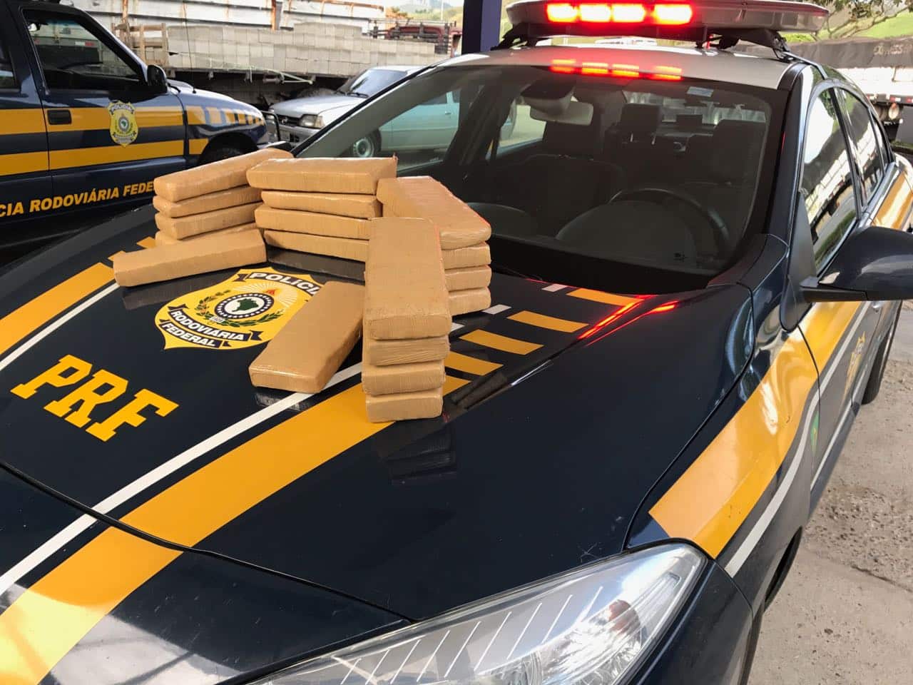 PRF apreende 17 quilos de maconha na Via Dutra em Lavrinhas