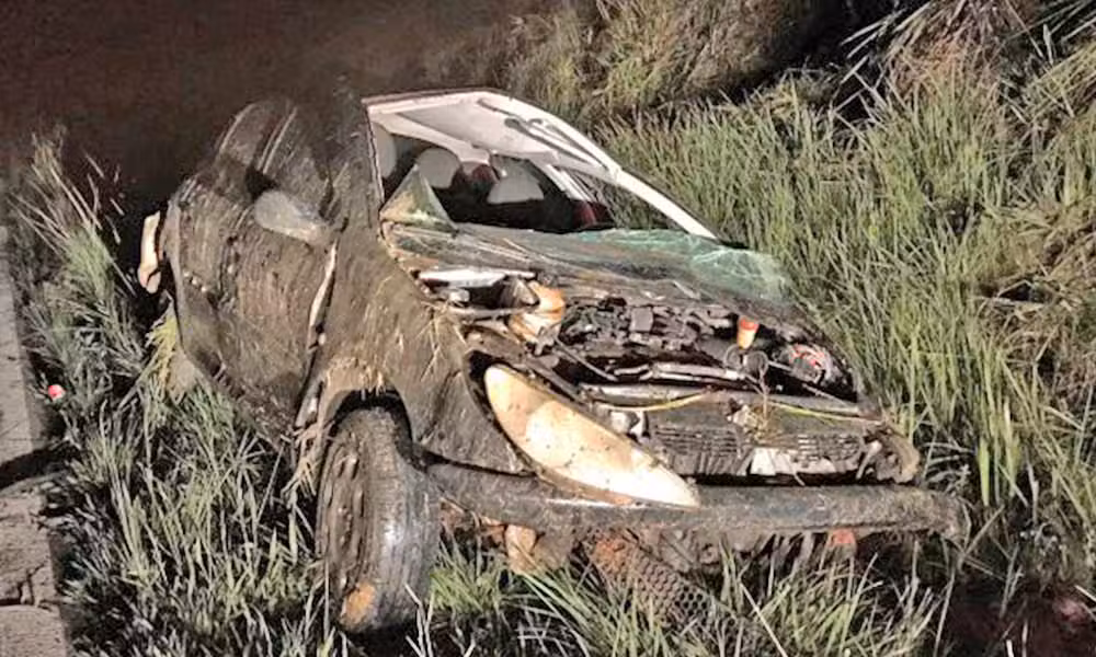 Carro capota em Piquete; motorista sem habilitação