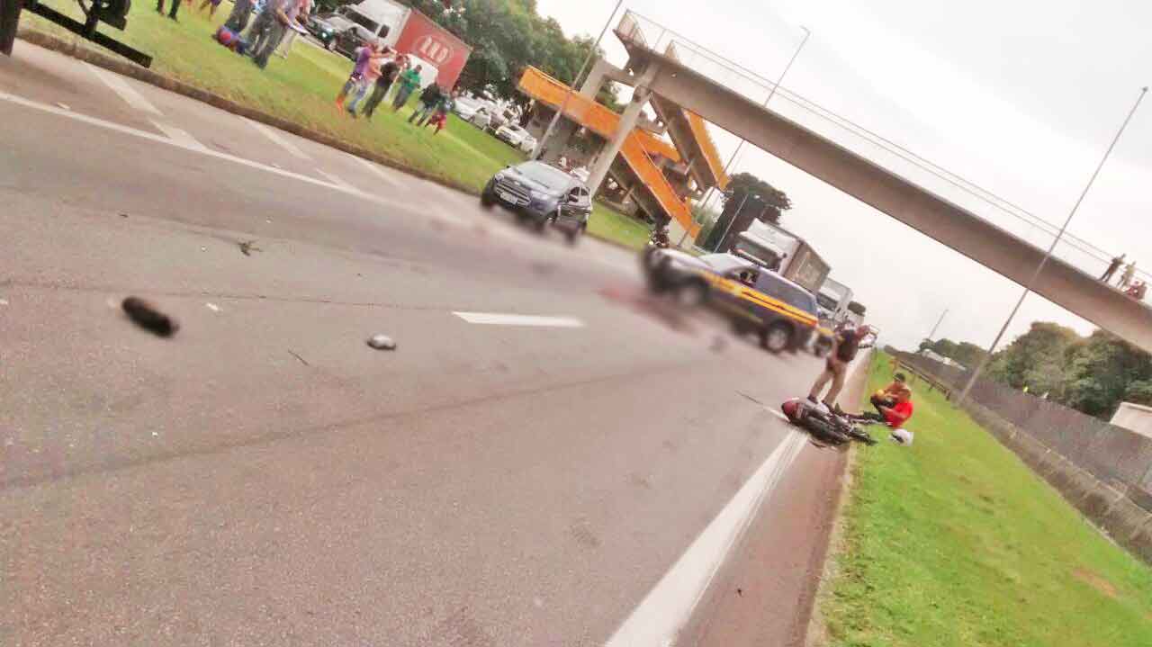 Mulher morre em acidente de moto com caminhão na Via Dutra em Caçapava