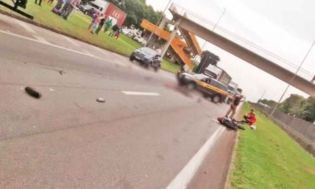 Mulher morre em acidente de moto com caminhão na Via Dutra em Caçapava
