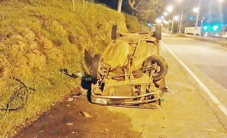 Carro capota e deixa três pessoas feridas em Jacareí