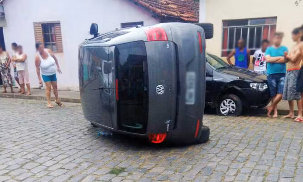 Carro capota em Piquete neste sábado (31/12)