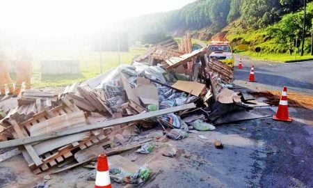 Caminhão tomba na entrada de Cruzeiro nesta sexta-feira (09/12)