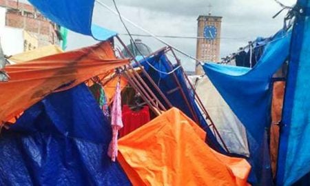 Ventania destrói barracas na região central de Aparecida do Norte