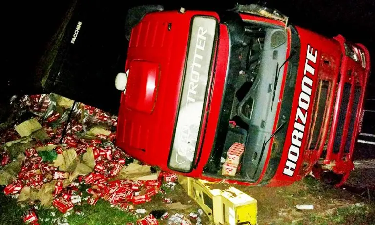 Carreta da cerveja Budweiser tomba na Dutra em Cruzeiro nesta sexta-feira (09/12)