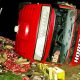 Carreta da cerveja Budweiser tomba na Dutra em Cruzeiro nesta sexta-feira (09/12)