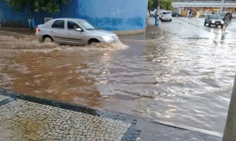 Chuva alaga ruas em Volta Redonda e Barra Mansa/RJ