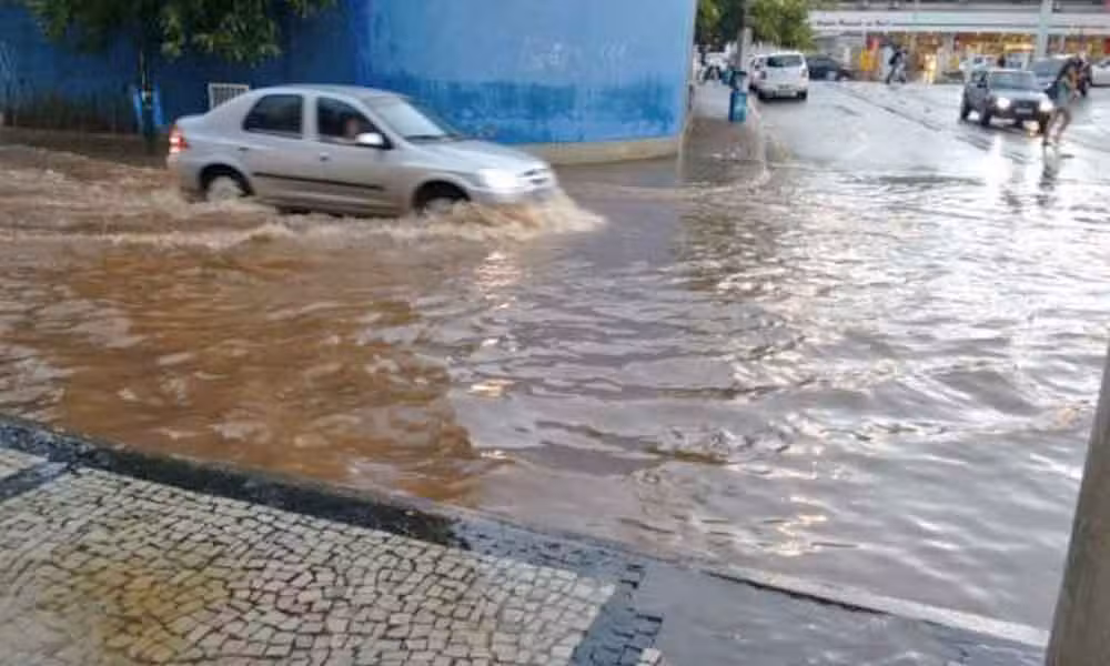 Chuva alaga ruas em Volta Redonda e Barra Mansa/RJ