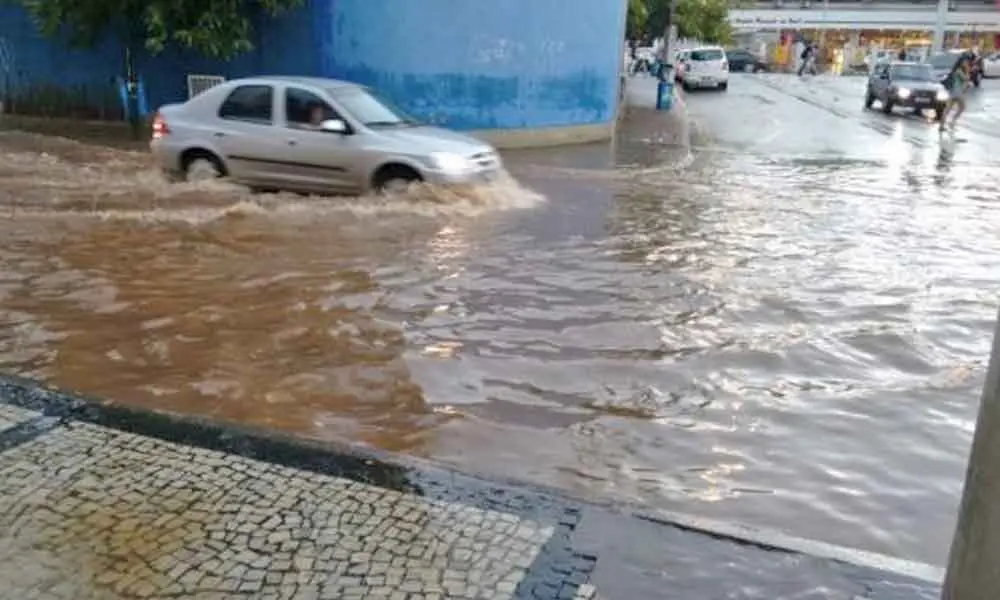 Chuva alaga ruas em Volta Redonda e Barra Mansa/RJ