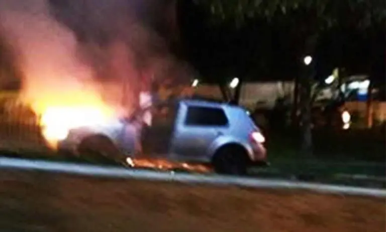 Carro pega fogo na Ponte Rosinha Filippo em Guaratinguetá