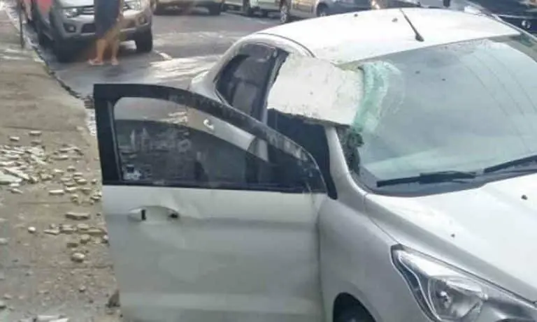 Pedaço de reboco se solta de fachada de prédio e atinge um carro em Resende/RJ