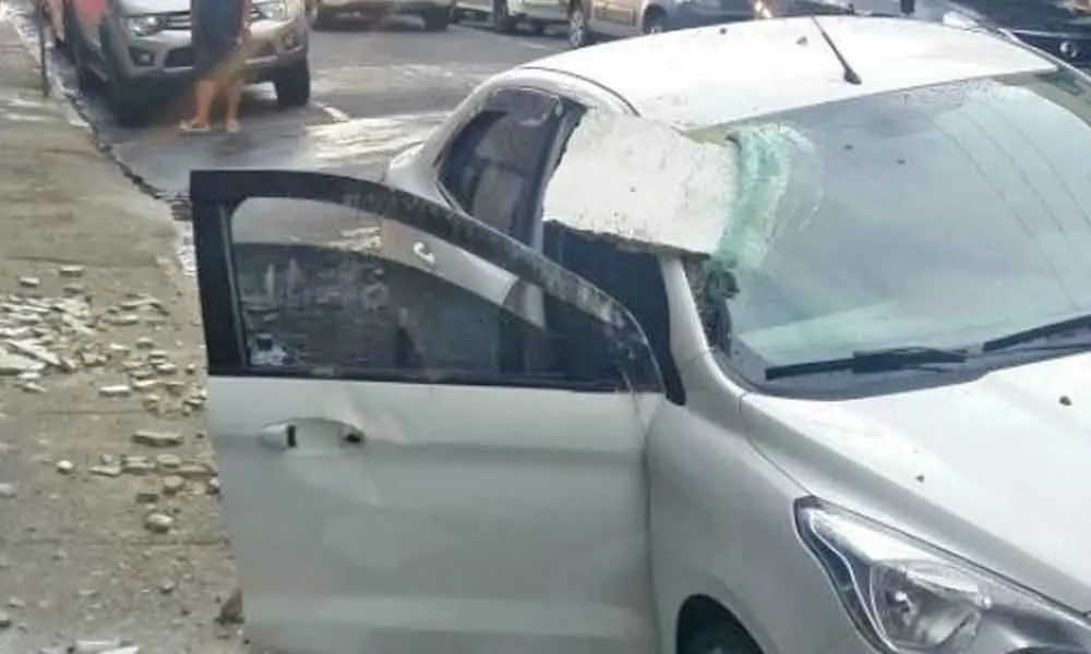 Pedaço de reboco se solta de fachada de prédio e atinge um carro em Resende/RJ
