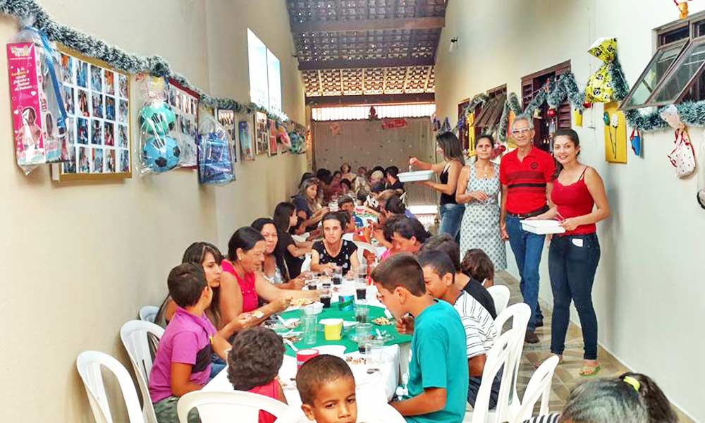 Há 16 anos, almoço beneficente do Ceará oferece presentes e comida de qualidade para 170 cruzeirenses