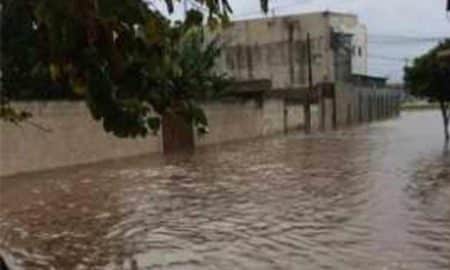Chuva forte deixa ruas alagadas em Taubaté