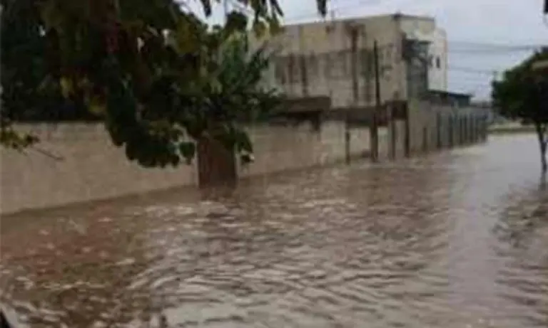 Chuva forte deixa ruas alagadas em Taubaté