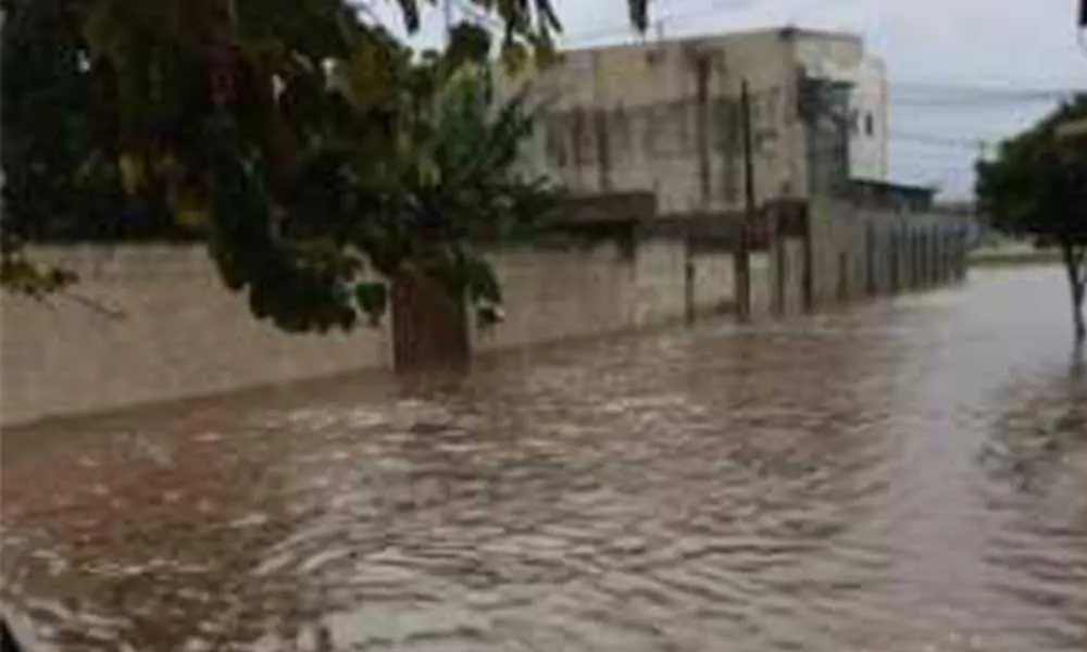 Chuva forte deixa ruas alagadas em Taubaté