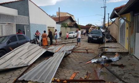 Temporal em Joinville causa destelhamentos, queda de árvores e interdição de casas no Jardim Paraíso