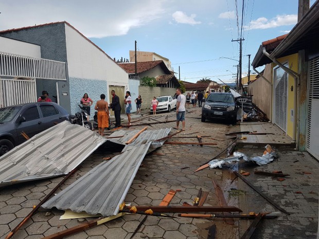 Temporal destelha casas e deixa bairros sem energia em Lorena