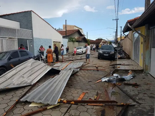 Temporal destelha casas e deixa bairros sem energia em Lorena