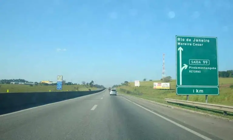 Acidente entre dois caminhões na via Dutra deixa um morto e três feridos em Pindamonhangaba