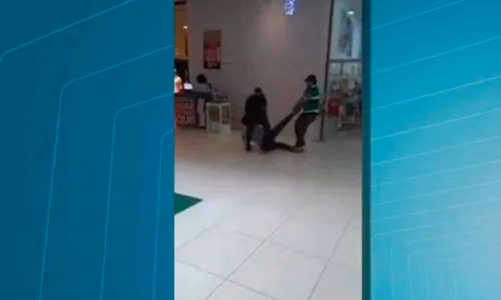 Homem é agredido por seguranças em shopping de Resende/RJ